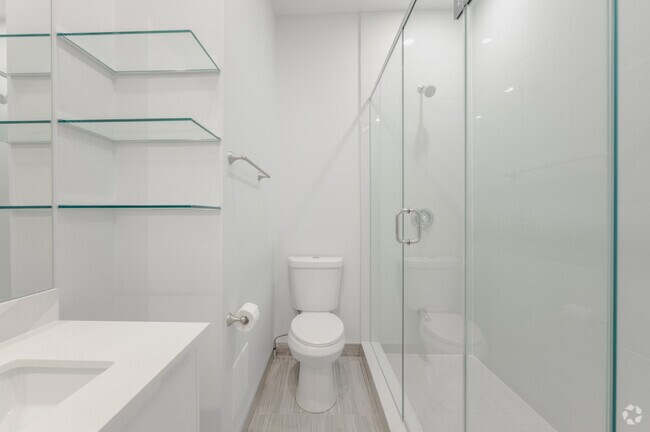 2 chambres, 1 salle de bain - 673 pi² - Salle de bain - 592-596 Church St & 67-71 Gloucester St