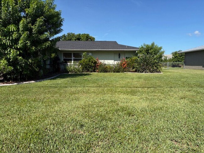 Foto del edificio - Charming 2-Bedroom Home in Prime Cape Cora...