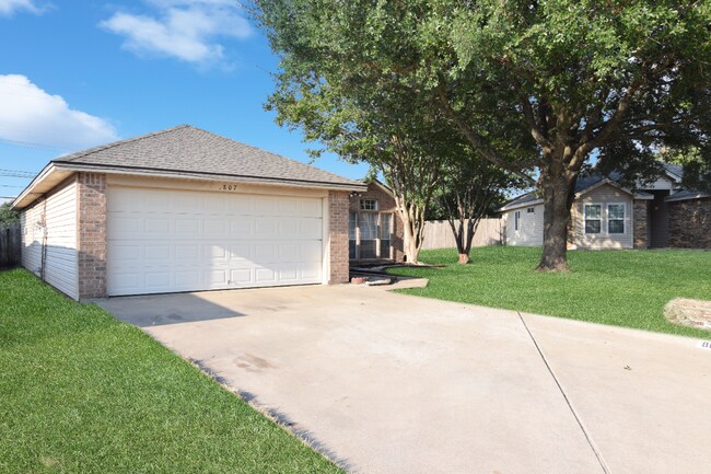 Building Photo - 807 Hartrick Cir