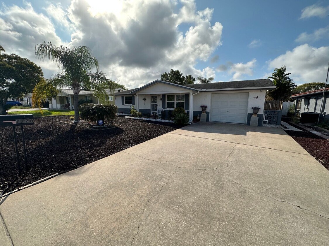 Primary Photo - Beautiful 2 bedroom home with fenced in ba...
