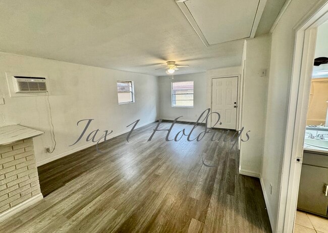 Entryway - 5674 Akra Ave