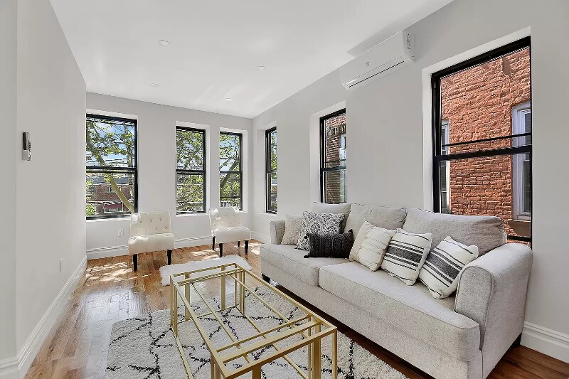 Foto del edificio - 687 Van Siclen Ave