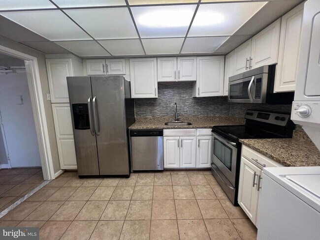 Foto del edificio - 6301 Stevenson Ave