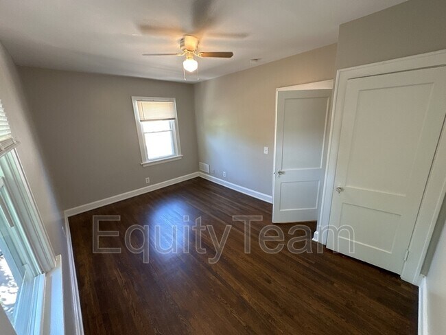 Building Photo - 3157 Parkview Ave