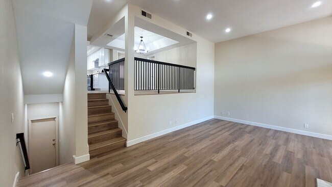 Foto del edificio - Beautifully Remodeled 3 Bed 3 Bath Townhou...