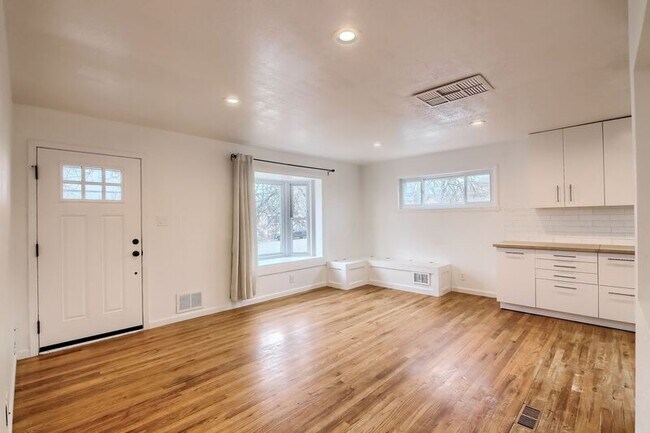 Building Photo - 207 Teal St