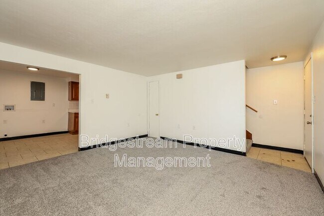 Building Photo - 146 Forest St