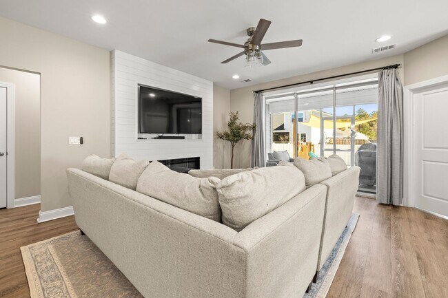 Foto del edificio - Beautiful Ranch Home with 4 Bedrooms AND a...