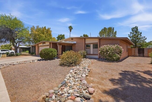 Building Photo - 2920 N La Chiquita Ave