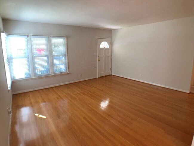 Foto del edificio - All Utilities Included! Charming Mid Centu...