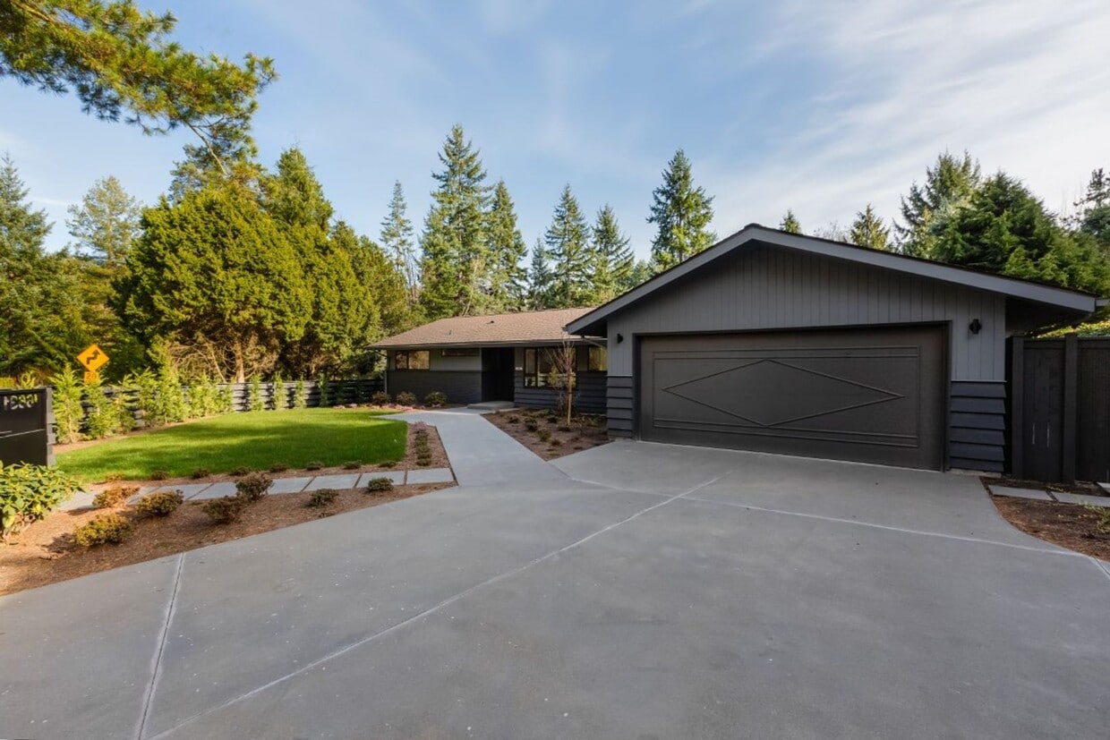 Primary Photo - 3Bd/1.75Ba Shoreline House