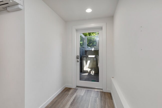 Building Photo - Newly Renovated 1 Bedroom Apartment in Hea...