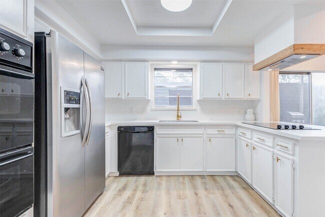 Building Photo - 10720 Briar Forest Dr