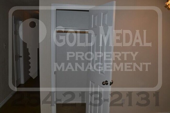Building Photo - 4003 Cambridge Dr