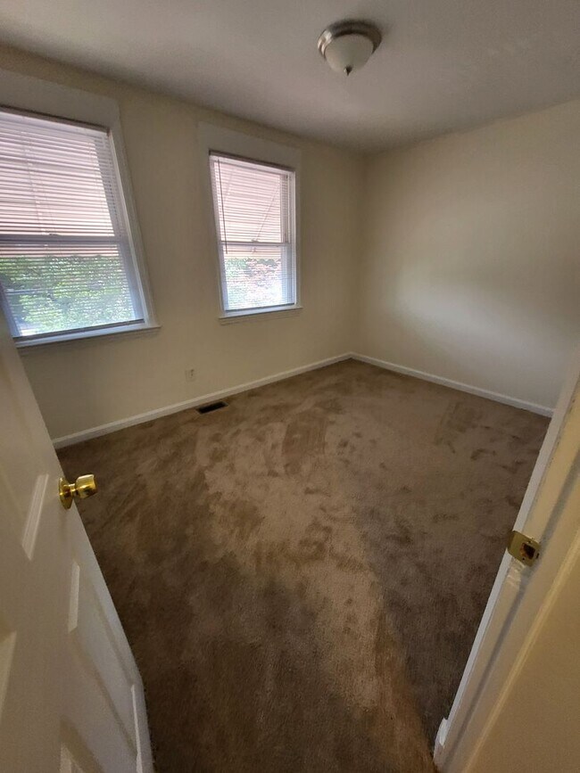 Building Photo - 3 Bed w/ Finished Basement