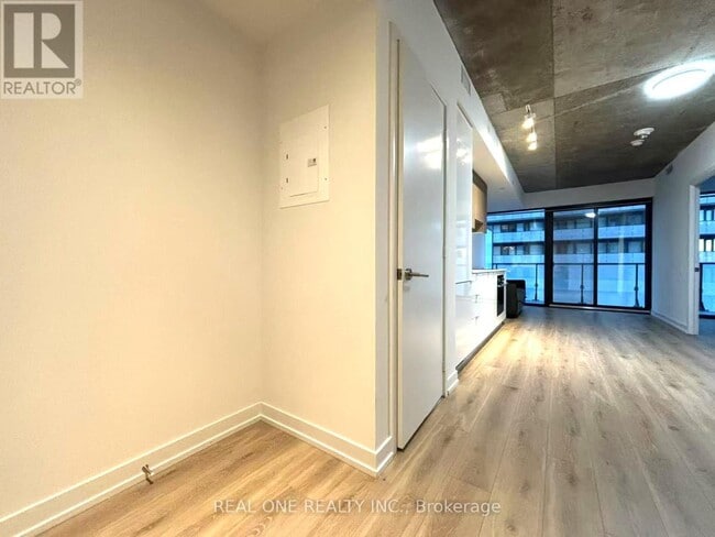 Photo du bâtiment - 161-2161 Roehampton Ave