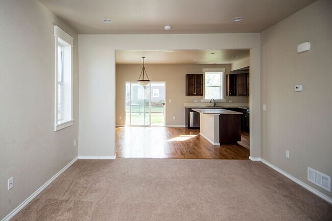 Foto del edificio - Spacious 3 Bedroom Single-Family Home with Modern Features