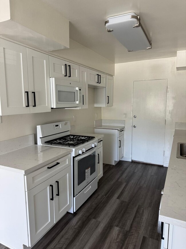 Building Photo - Riverside Regency