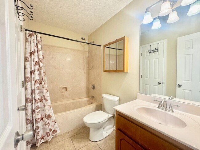 Building Photo - 4466 Parkwood Square