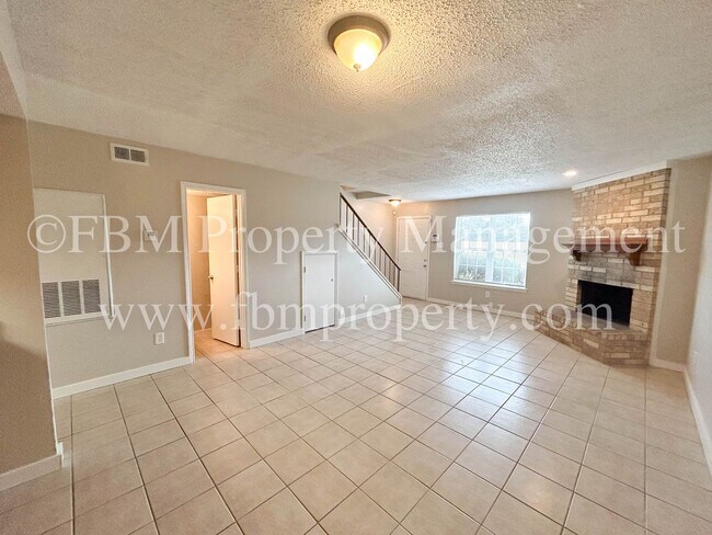 Building Photo - Red Bud 820 &amp; 822 / GEOF - EG