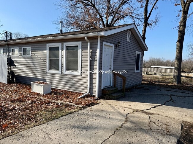 Building Photo - Charming 1 Bedroom Duplex