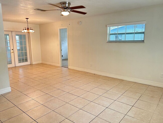 Foto del edificio - Nice 3 bedroom 2 bathroom House with Flori...