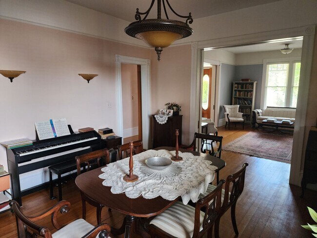 Foto del edificio - Mid term rental and rooms available in a S...