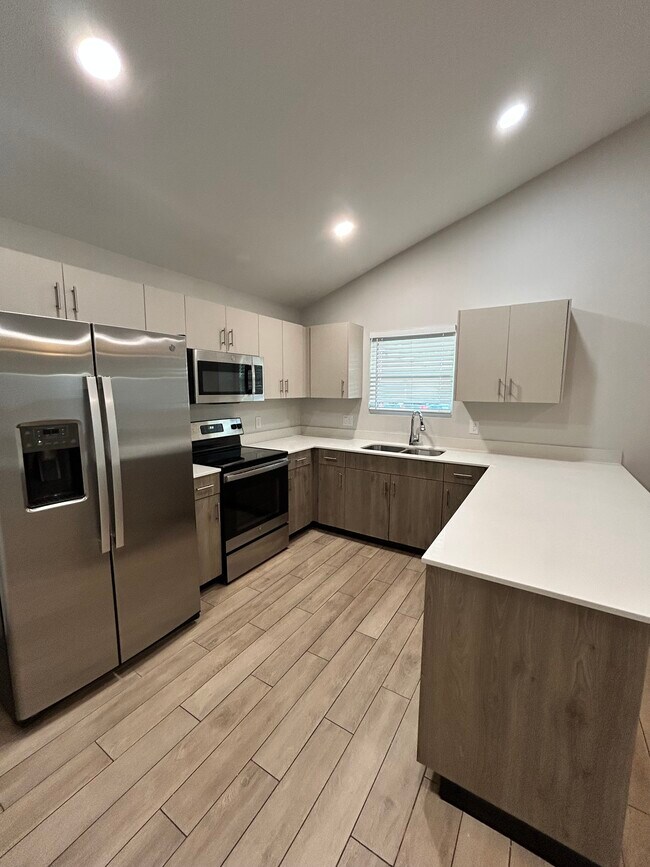 Foto del edificio - 1320 E Iris Ave