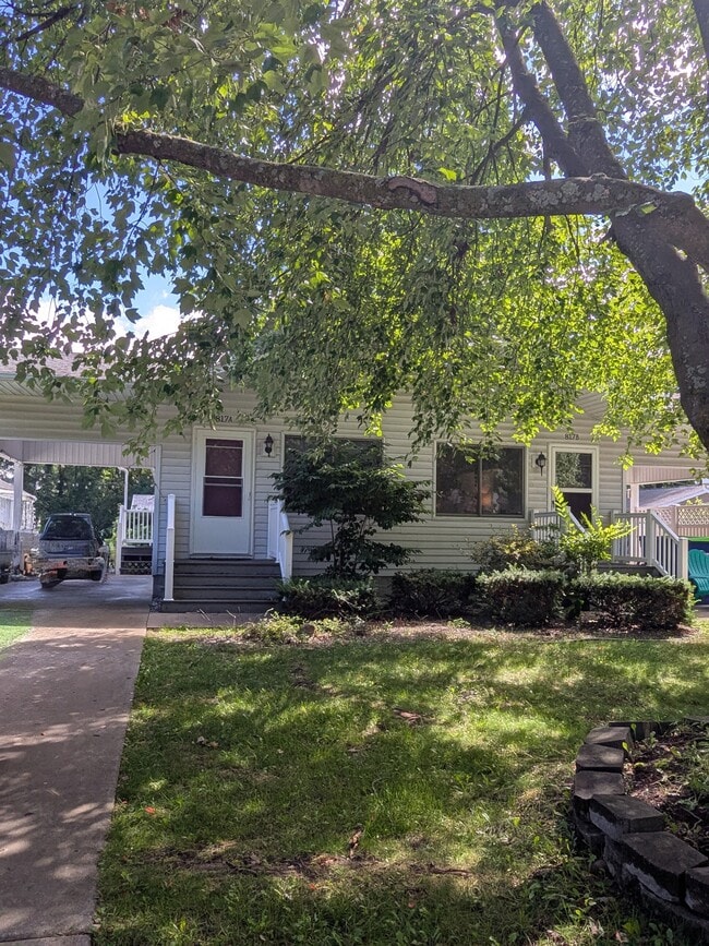 Building Photo - 817 Fern St