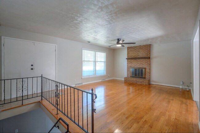 Building Photo - 505 E 90th Terrace