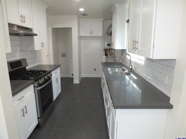 Foto del edificio - 716 W Glenoaks Blvd