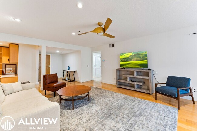 Foto del edificio - Fully Furnished Condo (2 Bed/2 Bath + Den) Nestled in the Coveted Newport Heights Community!