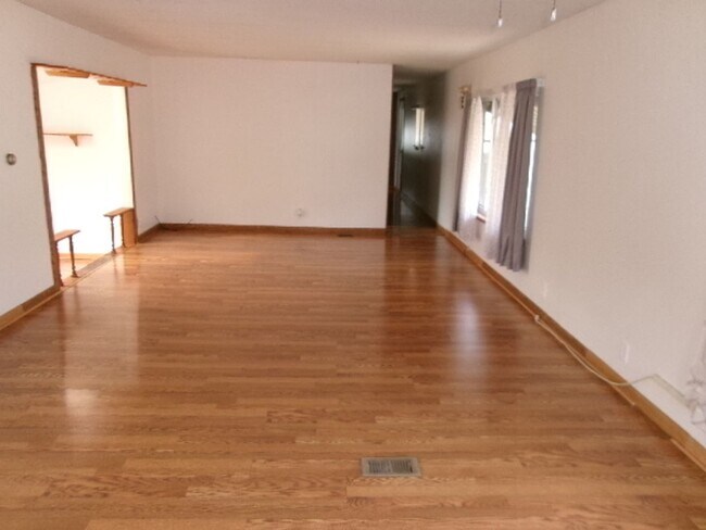 Foto del edificio - NIce 2 bed, 1 bath with small shop close to recreation