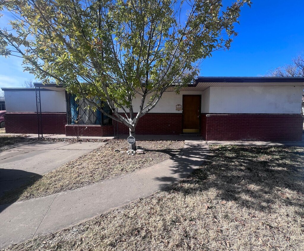 Primary Photo - Large home with alarm system included!