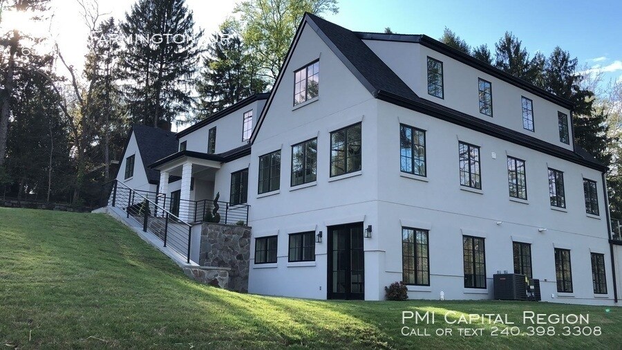 Primary Photo - Stunning Custom Residence on Expansive Lot