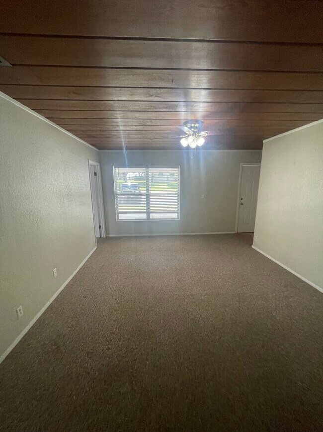 Foto del edificio - 15848 Lake Iola Rd