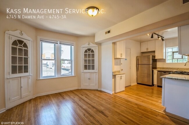 Building Photo - Newly Rehabbed 2-Bed Unit in Ravenswood