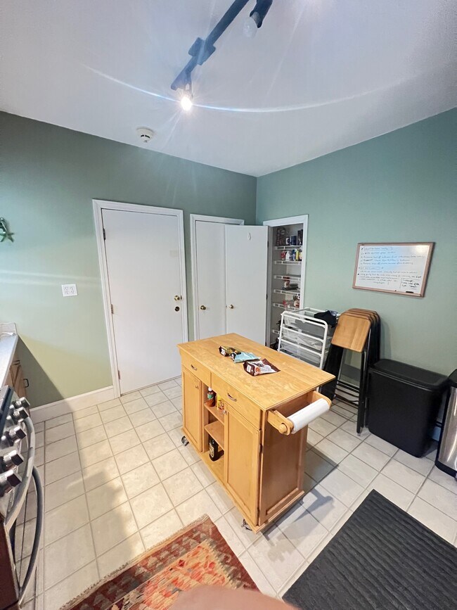 Seating, Pantry Included - 558 Washington St