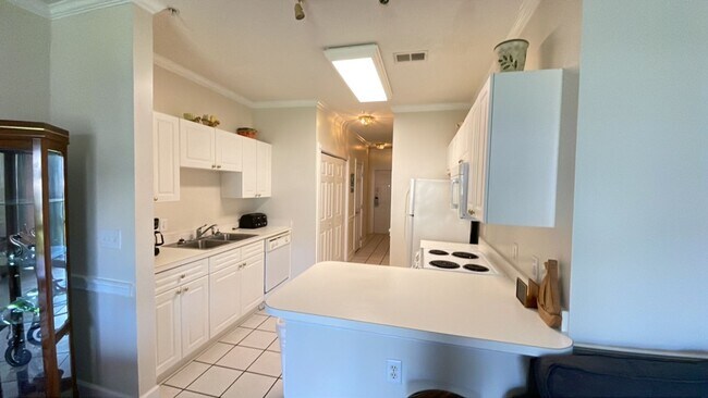Building Photo - Nicely furnished 1 bedroom/1 bath condo in Myrtlewood