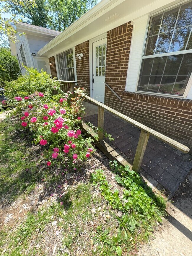 Foto del edificio - Renovated 2 bed 1.5 bath off Bonny Oaks