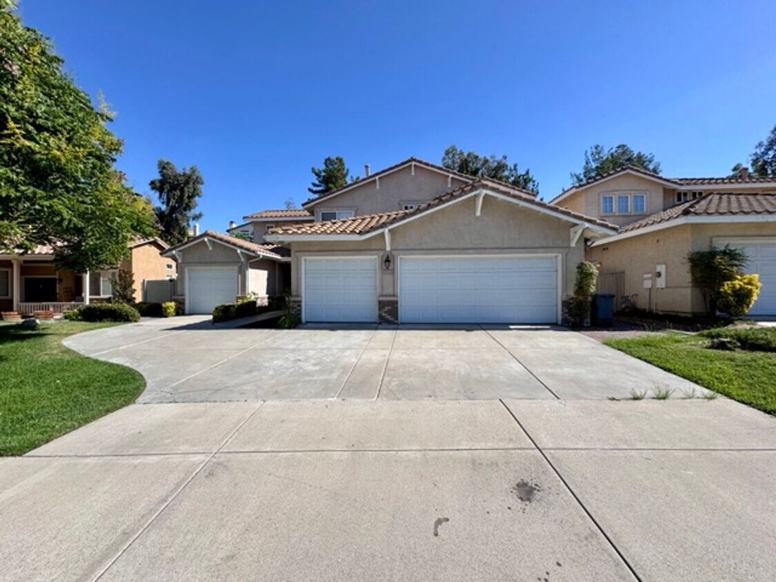 Primary Photo - FOR LEASE! 4 Bedroom Vintage Hills Home in...