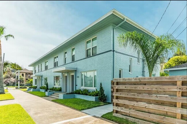 Foto del edificio - 2420 Bernardo De Galvez Ave