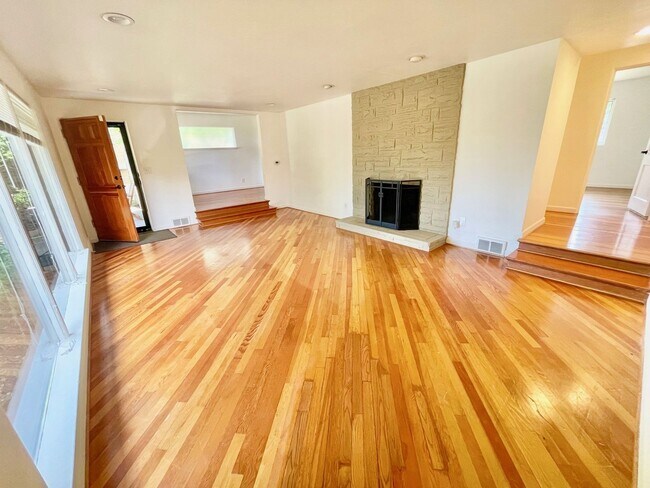 Foto del edificio - Charming  home on quiet street, great loca...