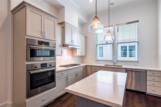 Foto del edificio - 2739 Maxroy St