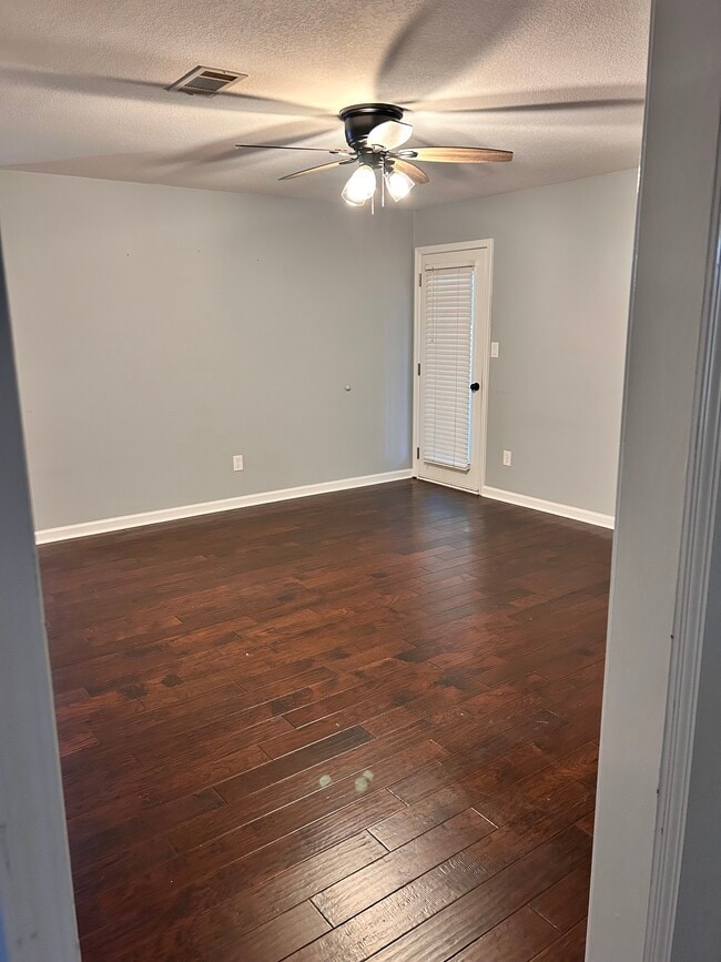 Building Photo - 426 Larkspur Ct