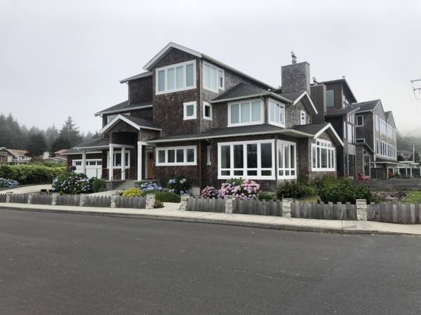 Third floor is the suite for rent - 2930 Evergreen Dr