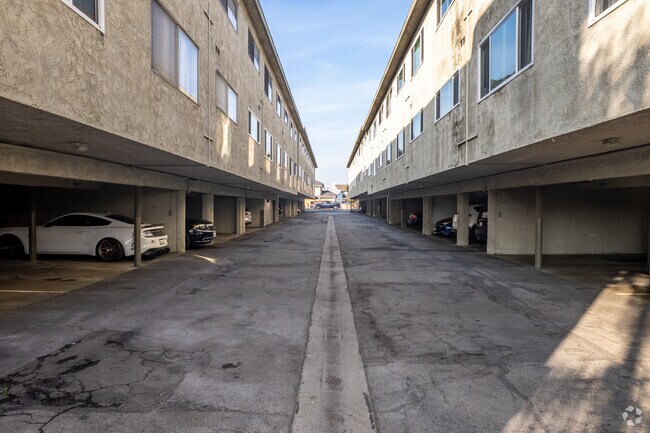 Aparcamiento - 1261-1281 Rosecrans Ave.