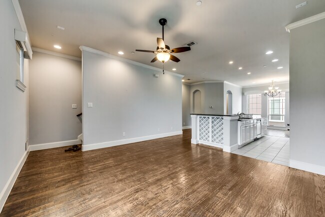 Building Photo - 691 Senda