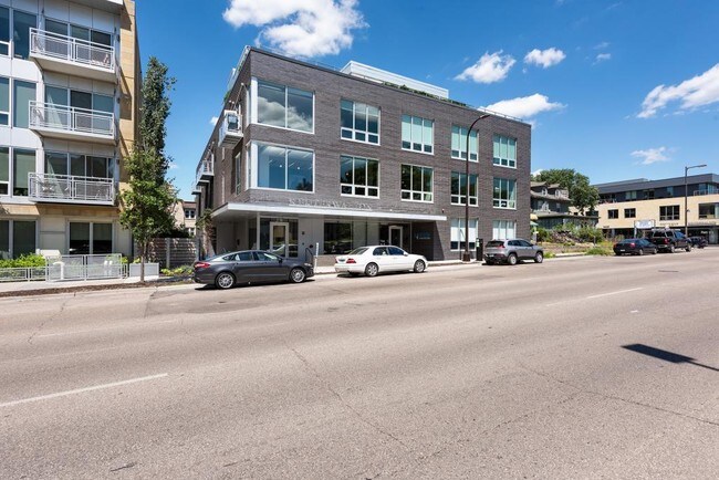 Building Photo - 1710 E Lake St
