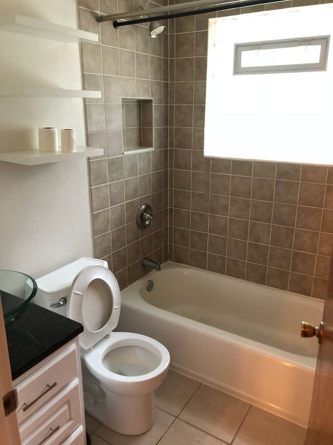 Building Photo - 454 Warner St